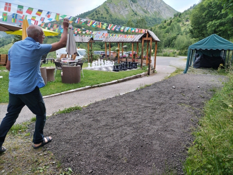 nouveau terrain de pétanque au camping Domaine du Trappeur dans la vallée de la Maurienne