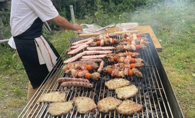 Soirée BBQ au camping Domaine du Trappeur, Saint-Sorlin-d'Arves, Camping Le Domaine du Trappeur